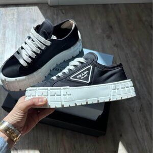 Double Wheel Re-Nylon gabardine sneakers black Prada like new. 38,5 size